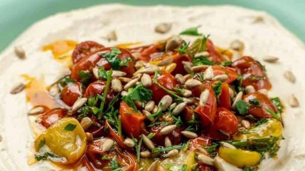 Humus cu Semințe de Pin și Salată Tabbouleh 